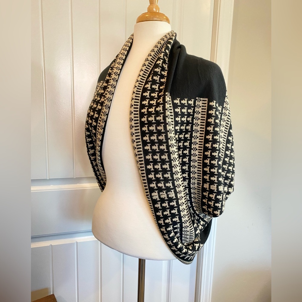 Comfortable Flattering Light Weight Patterned Sha… - image 2